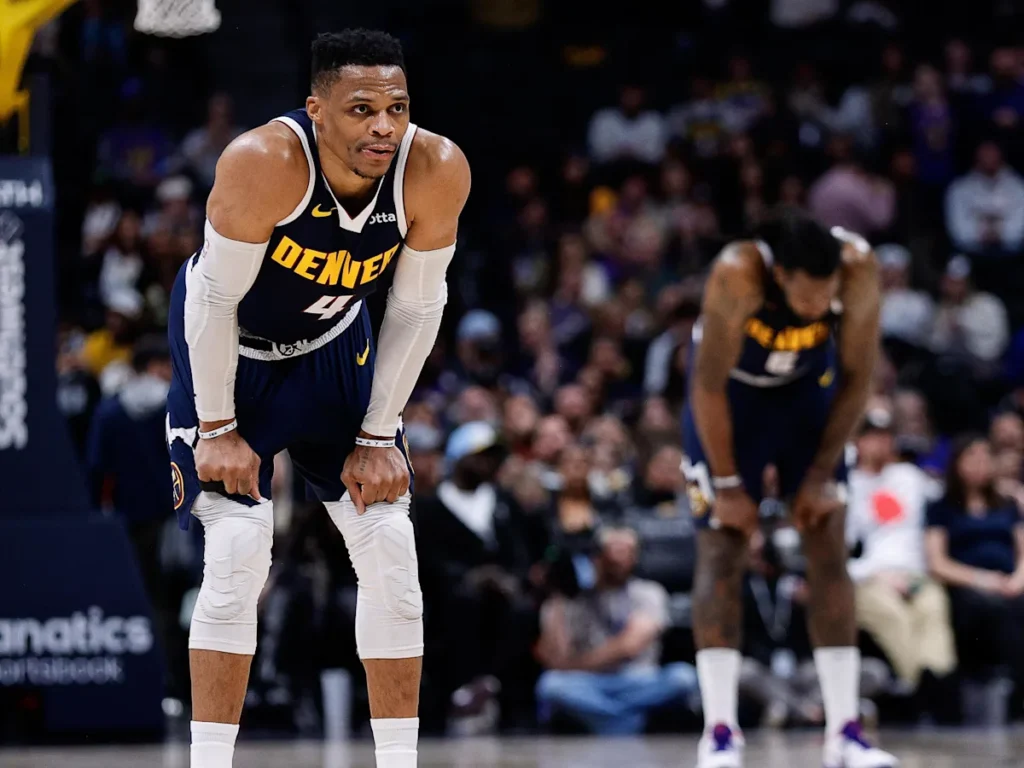 2 квітня 2025 року, Денвер, Колорадо, США — захисник Denver Nuggets Рассел Вестбрук (4) та центровий Деандре Джордан (6). Фото: si.com