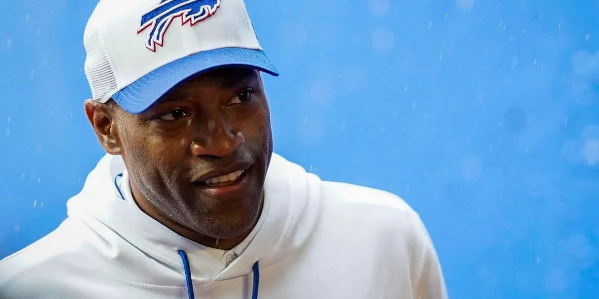 Вінс Картер у худі Buffalo Bills