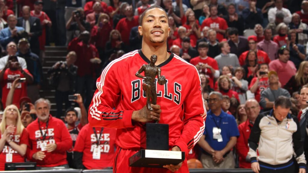 Деррік Роуз із трофеєм MVP під час сезону 2010/11 у складі Чикаго Буллз.