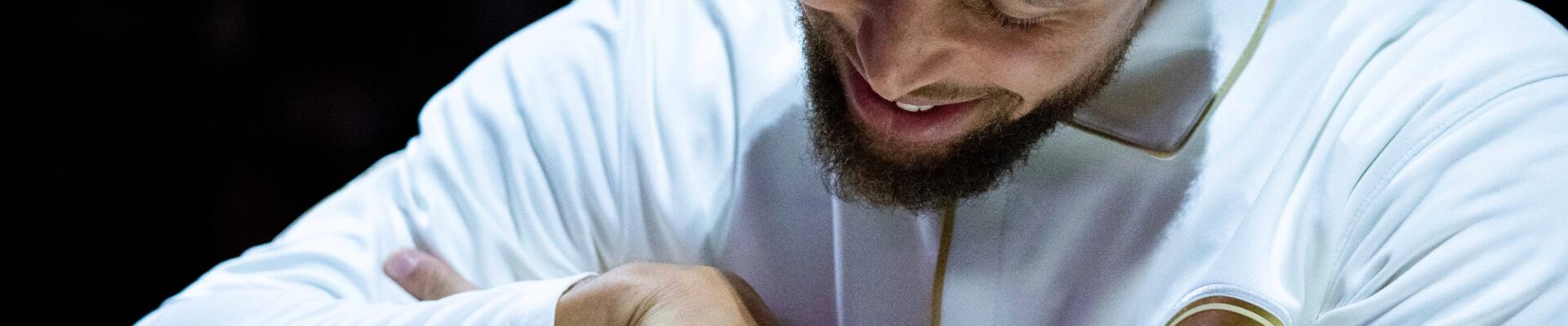 Стефен Каррі демонструє чемпіонський перстень перед початком сезону НБА