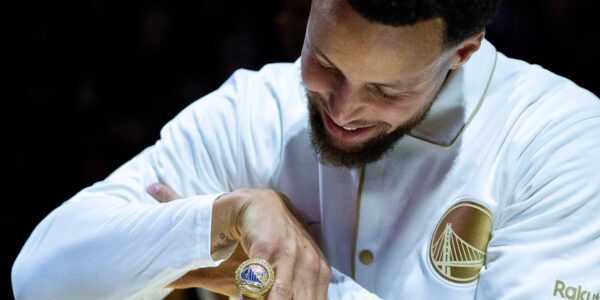 Стефен Каррі демонструє чемпіонський перстень перед початком сезону НБА