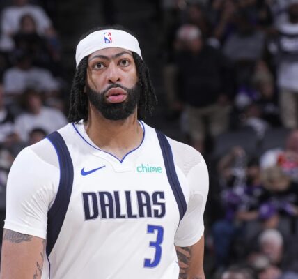 Ентоні Девіс у формі Даллас Маверікс під час матчу НБА