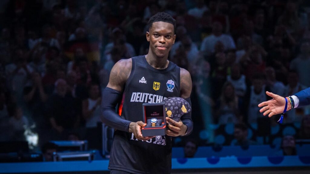 Шрьодер отримує приз MVP після фіналу Євробаскету‑2025 — його четвертого турніру в кар’єрі.