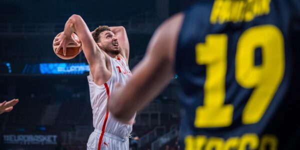 Альперен Шенгюн у стрибку з м’ячем під час матчу Туреччина – Швеція на Євробаскеті 2025