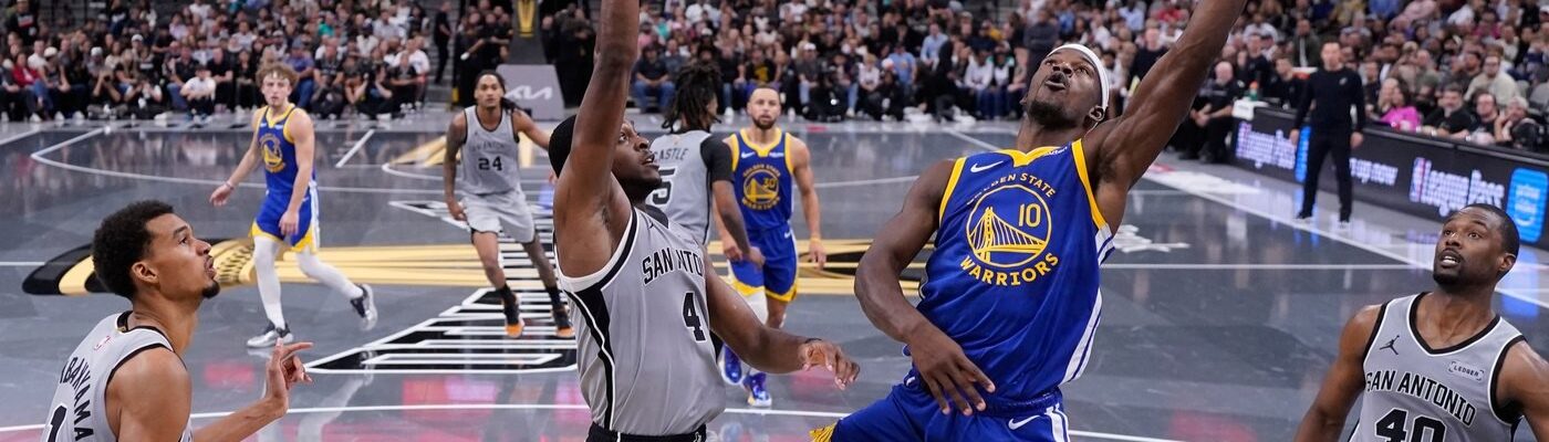 Форвард Голден Стейт Ворріорз Джиммі Батлер III (10) кидає через захисника Сан-Антоніо Сперс Де'Аарона Фокса (4) у другій половині матчу Кубка НБА в Сан-Антоніо, п’ятниця, 14 листопада 2025 року.