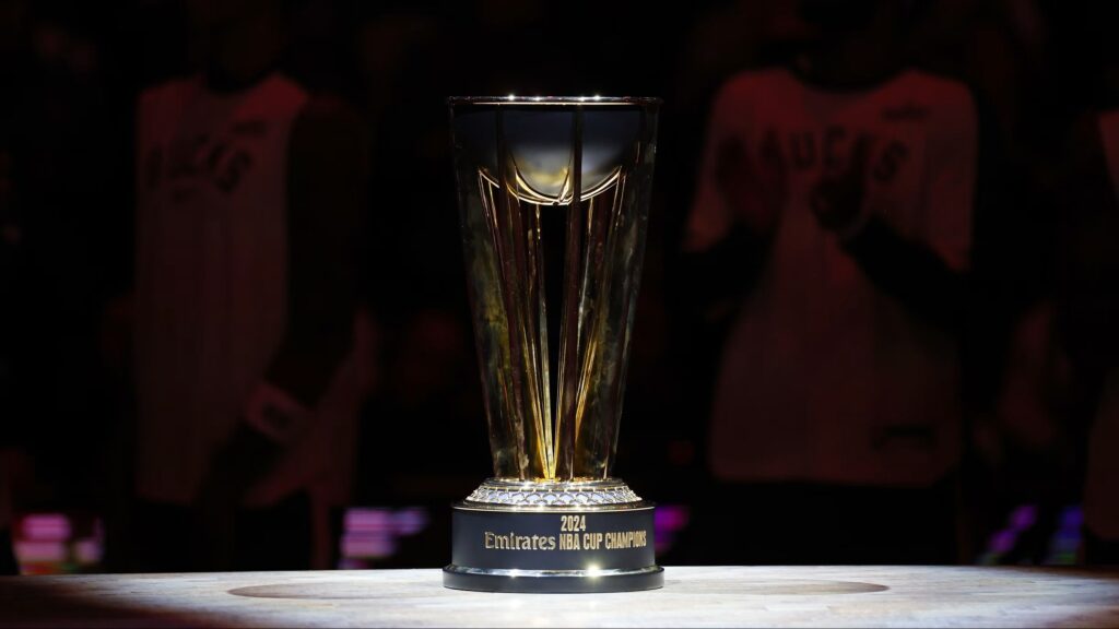 Трофей Emirates кубок НБА, який буде вручено чемпіону турніру 16 грудня 2025 року в Лас-Вегасі.