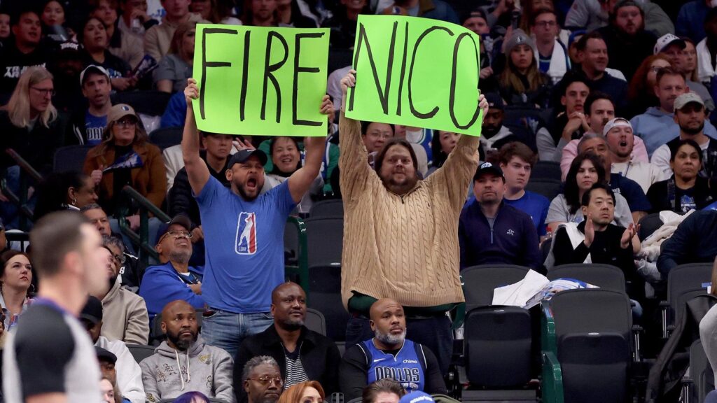 Уболівальники Даллас Маверікс на трибунах із плакатами «Fire Nico!» під час матчу на арені American Airlines Center.