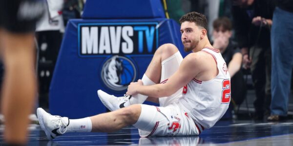 Алперен Шенгюн сидить на паркеті після епізоду в матчі Хʼюстон Рокетс проти Даллас Маверікс.