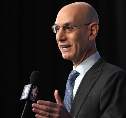 Комісар НБА Адам Сільвер під час виступу на пресконференції.