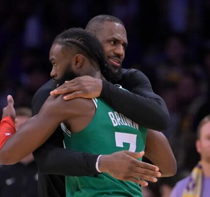 Леброн Джеймс та Джейлен Браун після матчу Лейкерс — Бостон Селтікс.